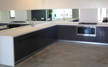 10 טרנדים עיצובים עם זכוכית בבית