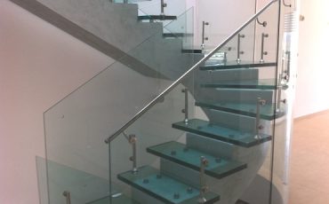 כיצד מדרגות זכוכית משדרגות את מראה הבית?
