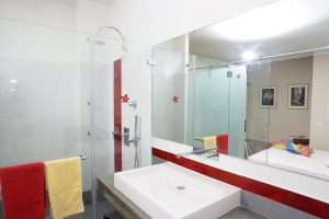 חדר אמבטיה חדשני עם מראה מעוצבת לחדר האמבטיה