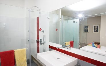 חדר אמבטיה חדשני עם מראה מעוצבת לחדר האמבטיה