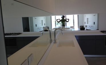 חיפוי קיר מטבח על ידי מראה