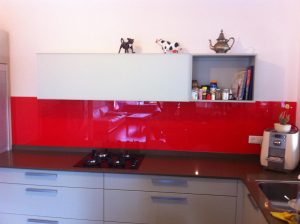 חיפוי קיר על ידי זכוכית אדומה