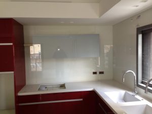 חיפוי זכוכית למטבח, חיפוי קיר למטבח