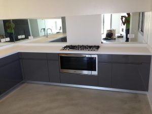 חיפוי קיר מטבח על ידי מראה