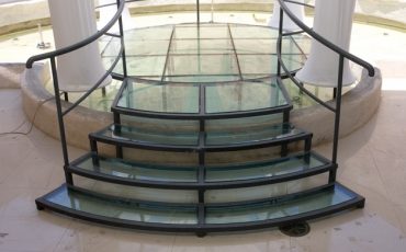 מדרגות זכוכית מרחפות