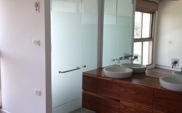 מקלחון מעוצב בשילוב מראה דקורטיבית למעל לכיור