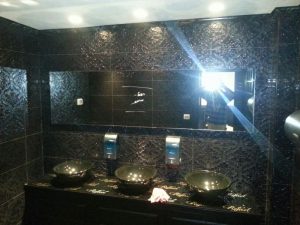 מראה מעוצבת ללחדר נוחיות במסעדת רפאל