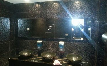 מראה מעוצבת ללחדר נוחיות במסעדת רפאל