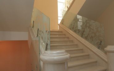 מעקה זכוכית דקורטיבי למדרגות