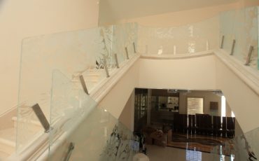 מעקה זכוכית למדרגות דקורטיבי מעוצב