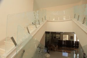 מעקה מיוחד מזכוכית