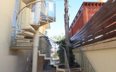 מעקה זכוכית למדרגות משולבות