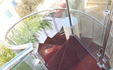 מעקה זכוכית למדרגות מעוגלות