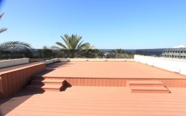 מעקה זכוכית למרפסת