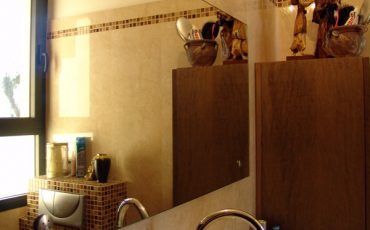 מראה בחדר אמבטיה