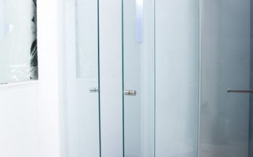 מקלחון זכוכית אמבטיה פינתית