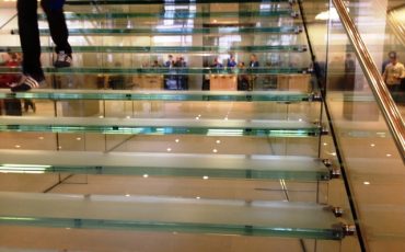 מדרגות רחבות לעסקים מזכוכית