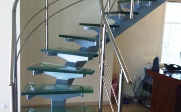 מדרגות בעיצוב נקי מזכוכית