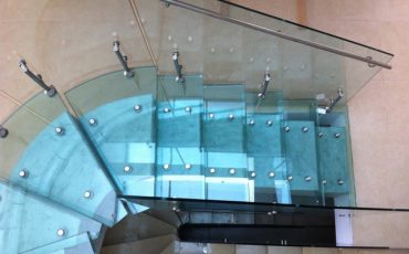 מדרגות מסתובבות מזכוכית