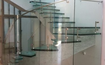 מעקה זכוכית בשילוב מדרגות