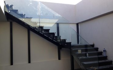 מעקה זכוכית המותאם למדרגות ברזל