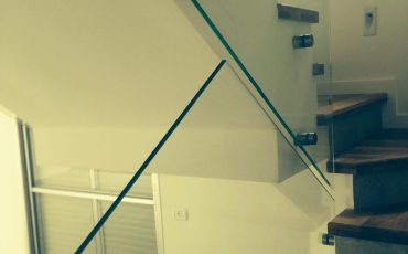 מעקה זכוכית ביתי