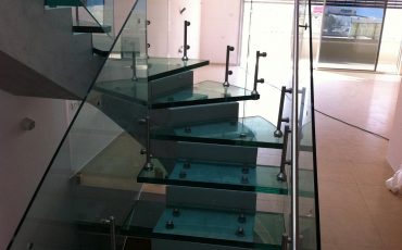 מעקה זכוכית מעוגל