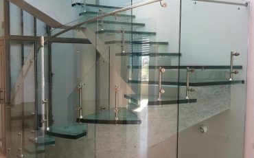 מעקה זכוכית מעוגל