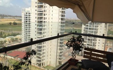 מעקה זכוכית מעוצב למרפסת בבניין רב קומות