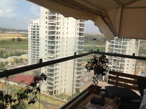 מעקה זכוכית למרפסת