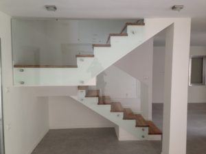 מעקה זכוכית למדרגות ביתיות