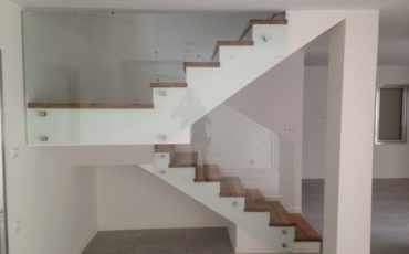 מעקה זכוכית למדרגות ביתיות