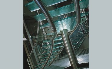מדרגות מעוצבות מזכוכית