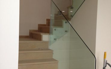 מעקה זכוכית פנימי ללא אחיזה לבית דו קומתי