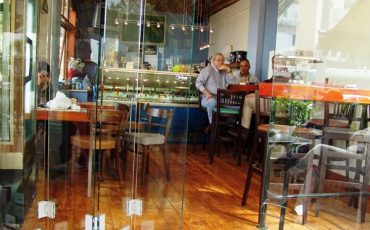 סגירת חזית בבית קפה