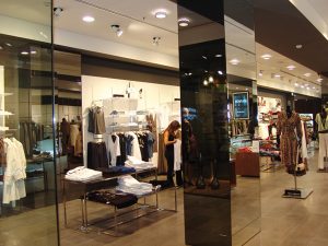 מראות מעוצבות, עמודי מראה לרשת חנויות האופנה מנגו