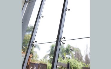 ויטרינה זכוכית, קיר זכוכית