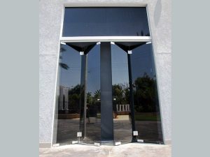 חזית מזכוכית בשילוב דלתות