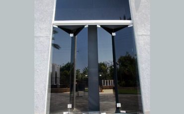 חזית מזכוכית בשילוב דלתות