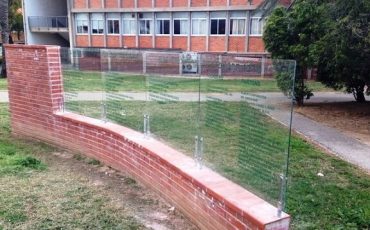 מחיצות שקופות מזכוכית עם כיתוב