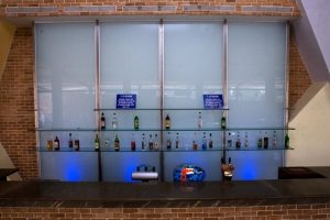 מחיצת חיפוי קיר משולבות מדפים מזכוכית