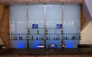 מחיצות זכוכית, חיפוי קיר בזכוכית, מדף זכוכית