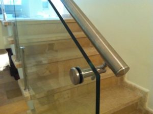 מעקה זכוכית בשילוב אלומיניום