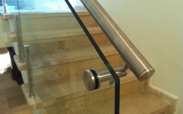 מעקה זכוכית בשילוב אלומיניום