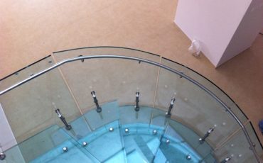 מדרגות זכוכית בשילוב מעקה ומחיצת זכוכית