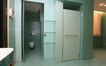 שילוב זכוכית מלא בחדר רחצה