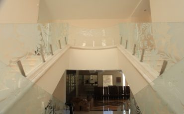 מעקות זכוכית