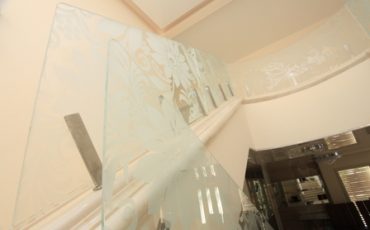 מעקה זכוכית מעוצב