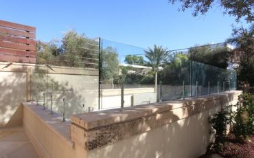 מחיצות זכוכית כגדר