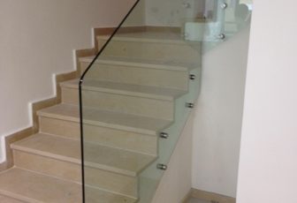 שילוב מעקה זכוכית בבית